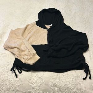 Women’s Le Lis size large hooded sweater